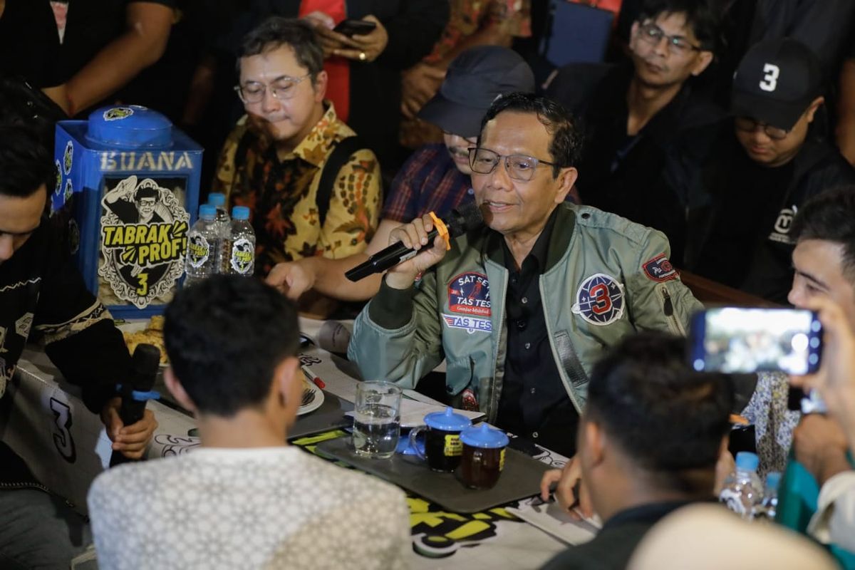  Calon wakil presiden (cawapres) nomor urut tiga, Mahfud MD dalam acara diskusi ?Tabrak Prof? dengan masyarakat di Semarang, Jawa Tengah (Jateng), Selasa (23/1/2024). (DOK. Humas TPN Ganjar-Mahfud)
