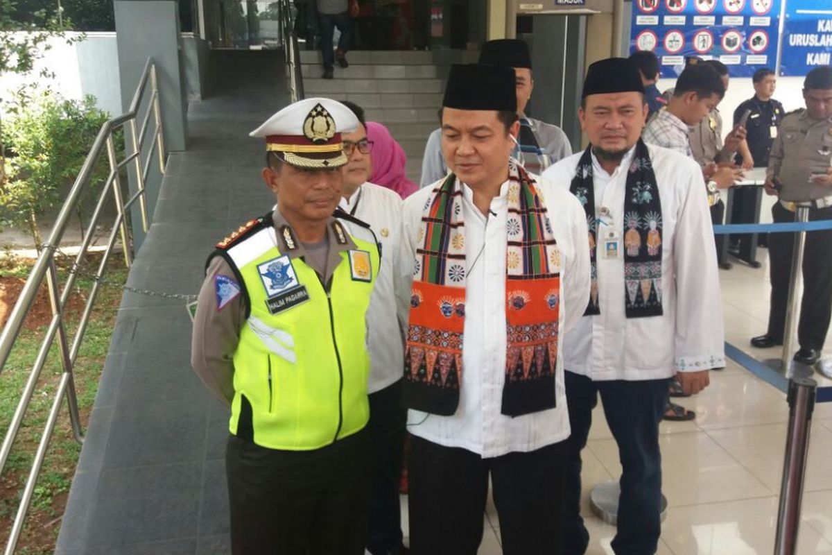 Direktur Lalu Lintas Polda Metro Jaya Kombes Halim Pagarra bersama Kepala Badan Pajak dan Retribusi DKI Jakarta Edi Sumantri di Mapolda Metro Jaya, Kamis (24/8/2017). 