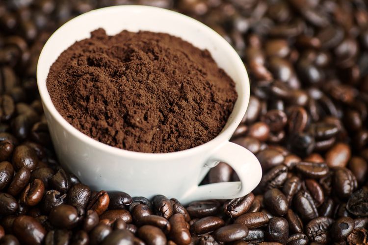 Kopi adalah salah satu sumber kafein. Kementerian Keseahatan RI membatasi asupan kafein bagi orang dewasa sehat, yaitu 400 mg/hari.