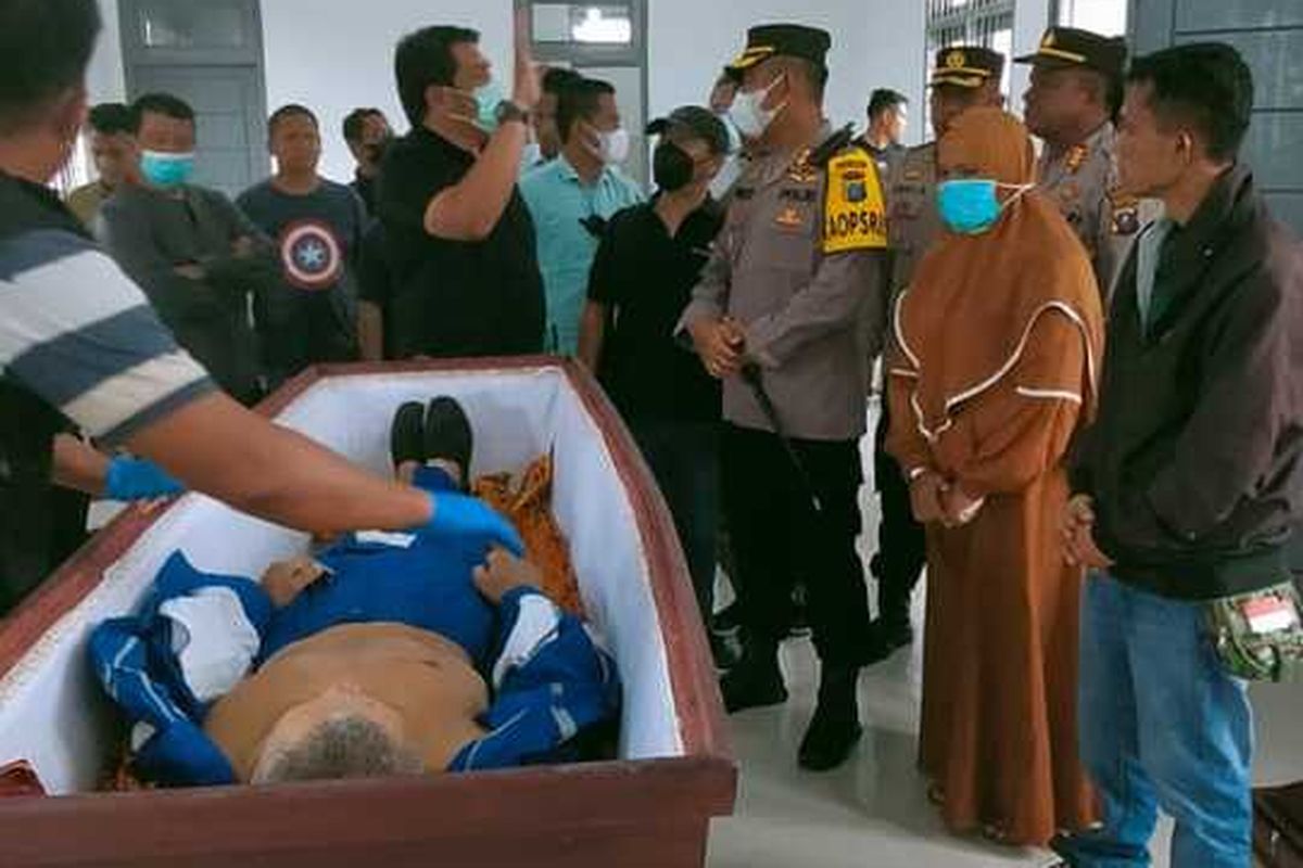 Kepala Polisi Resor Tapanuli Selatan AKBP Imam Zamroni saat melihat jenazah korban di RSUD Sipirok. Satu pekerja asing asal cina, tewas tertimpa timbunan batu, saat bekerja di terowongan proyek PLTA Batang Toru, Desa Luat Lombang, Kecamatan Sipirok, Minggu (21/8/2022).