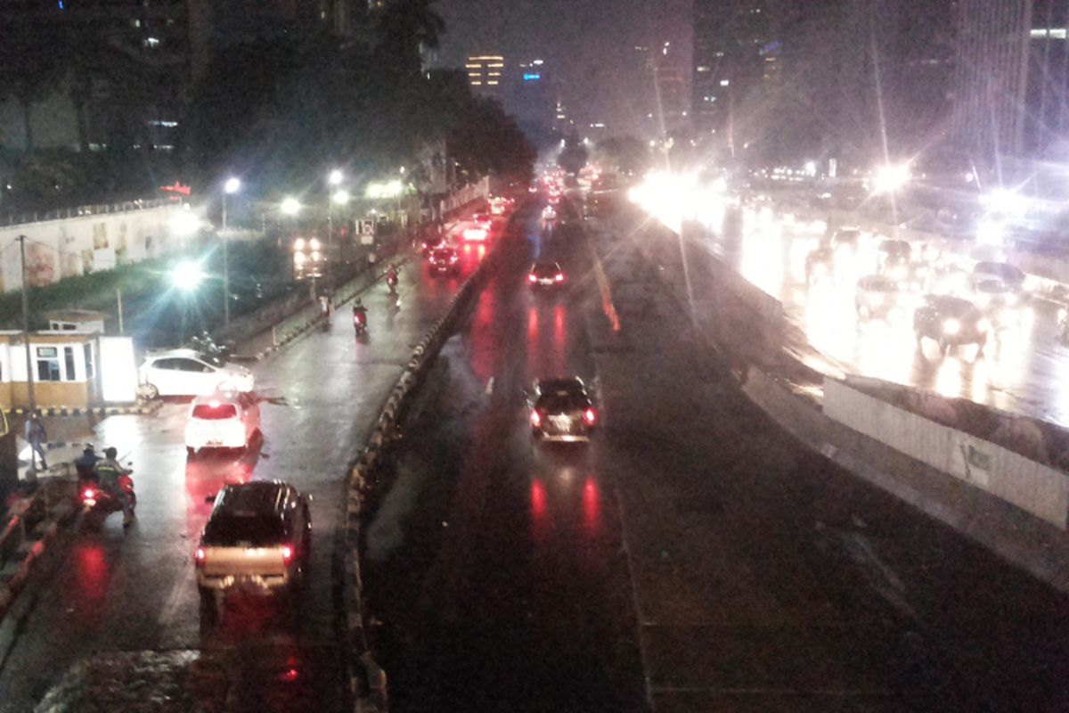 Kondisi ruas Jalan Sudirman, Jakarta, tepatnya dari arah Bundaran Senayan menuju arah Semanggi pada Sabtu (6/5/2017) malam. Sebelumnya ruas jalan ini sempat dipenuhi oleh gumpalan busa yang muncul bersamaan dengan turunnya hujan deras di kawasan tersebut.