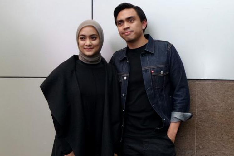 Artis peran Ayudia Bing Slamet dan sang suami Ditto saat diabadikan di kawasan SCBD, Jakarta Selatan, Selasa (6/12/2016).