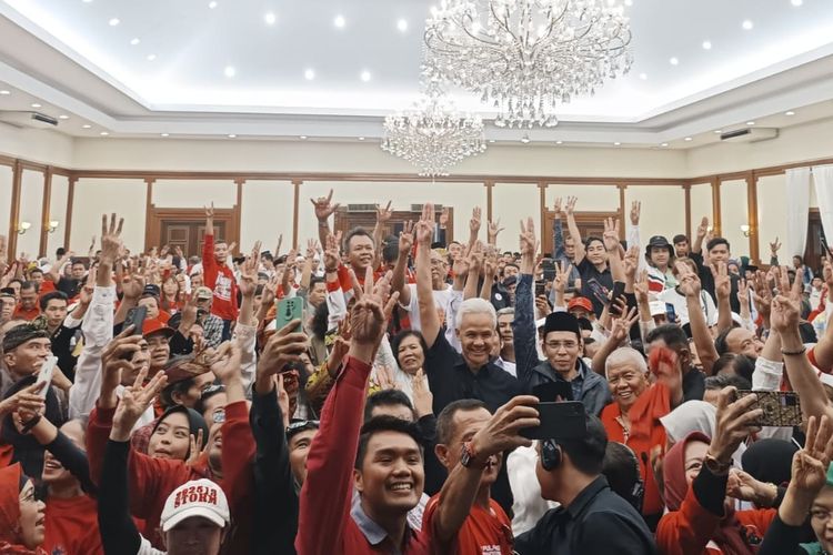 Momen Capres nomor urut 3 Ganjar Pranowo menghadiri acara konsolidasi dengan para kader partai pengusung dan relawan Ganjar-Mahfud di Mataram, Nusa Tenggara Barat, pada Minggu (3/12/2023).