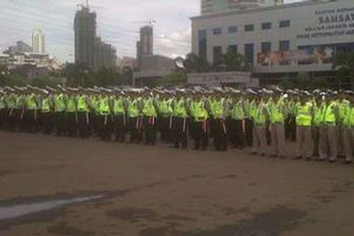 Direktorat Lalu Lintas Polda Metro Jaya, Sabtu (31/12/2011) sore menggelar upacara menjelang pelaksanaan operasi pengamanan lalu lintas malam Tahun Baru. Rencananya, sekitar 3.700 personel akan diturunkan untuk mengamankan lalu lintas malam hari ini.