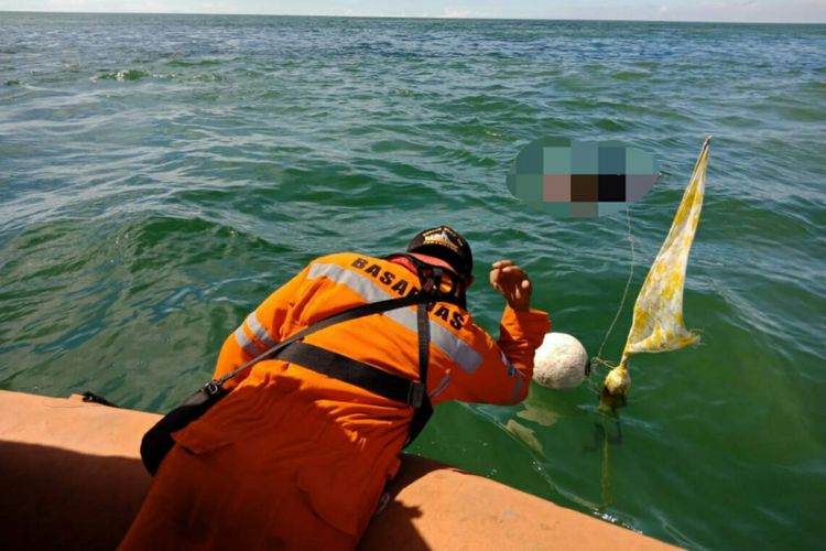 Petugas gabungan dari Basarnas melakukan evakuasi satu korban yang mengapung di kawasan perairan Selat Malaka di Kabupaten Bengkalis