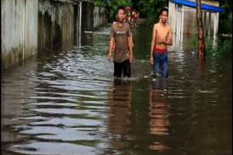 Banjir merendam pemukiman dan fasilitas publik di dua dusun di Kelurahan Pamboang, Majene, Sulawesi Barat, Rabu (20/4/2016).