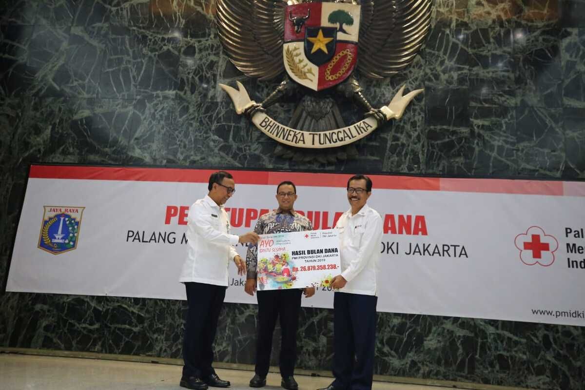 Gubernur DKI Jakarta Anies Baswedan, Sekretaris PMI Provinsi DKI Jakarta Bambang Subekti, dan Asisten Kesra Sekda Provinsi DKI Jakarta Catur Laswanto menutup bulan dana PMI DKI Jakarta 2019, di Balai Agung, Balai Kota, Kamis (13/2/2020)