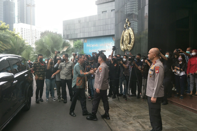 Penjabat Gubernur DKI Jakarta Heru Budi Hartono berjabatan tangan dengan Kapolda Metro Jaya Irjen Fadil Imran saat berkunjung ke Mapolda Metro Jaya, Kamis (20/10/2022).