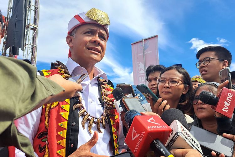 Calon presiden nomor urut 3 Ganjar Pranowo memberikan keterangan pers sesuai acara kampanye akbar di Desa Lingga, Kubu Raya, Rabu (31/1/2024).
