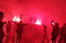 Aksi Pendukung Timnas di GBK, Nyalakan "Flare" hingga Pukul Tripod Reporter