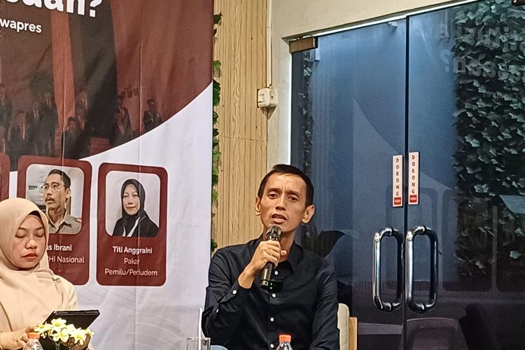 Ketua Centra Inititiave Al Araf di Diskusi bertajuk MK: Mahkamah Konstitusi atau Mahkamah Kekuasaan? yang digelar di Sadjoe Cafe and Resto, Tebet, Jakarta, Minggu (15/10/2023).