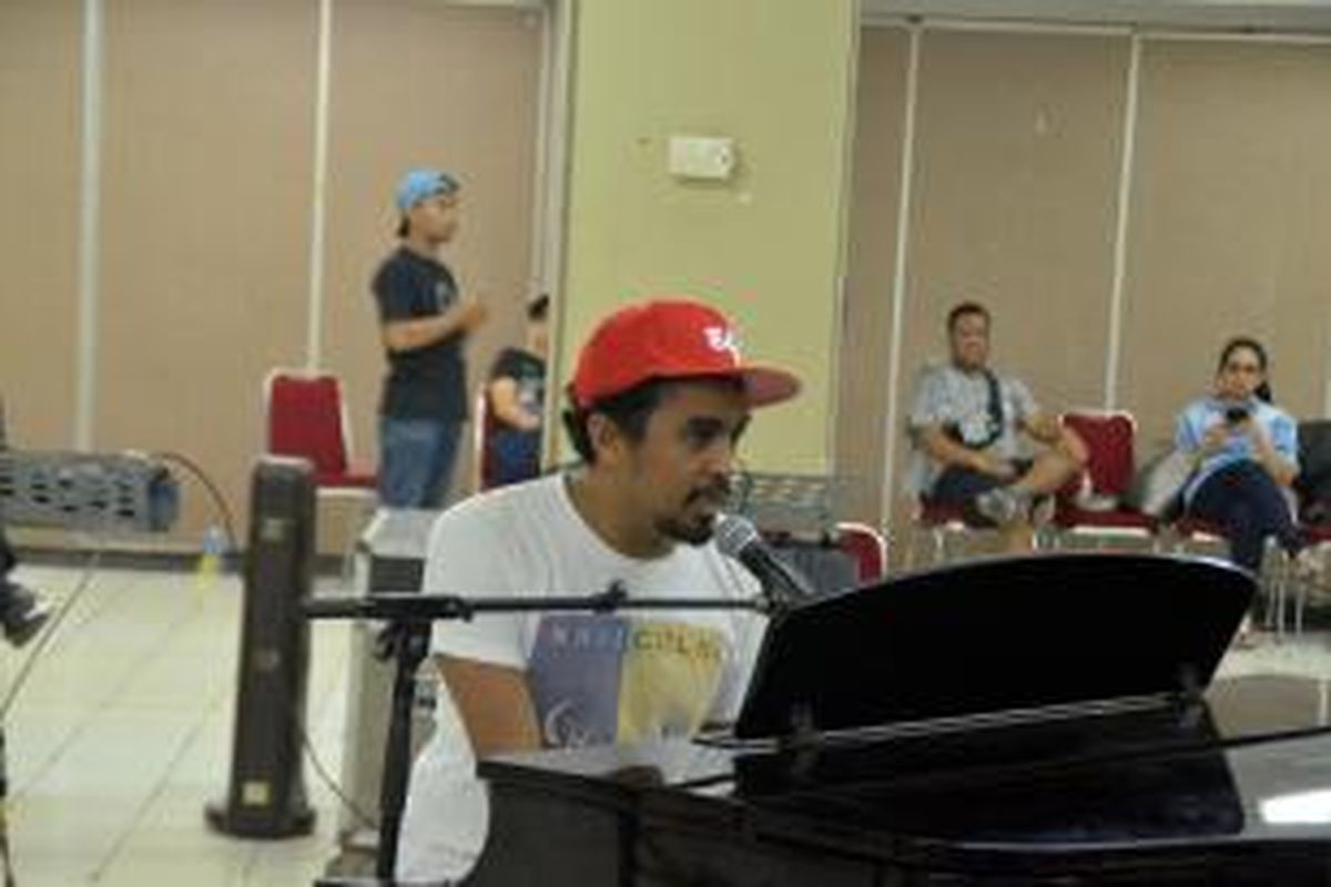 Glenn Fredly menjalani latihan di Ruang Cempaka, Istora Senayan, Jakarta Pusat, Kamis (15/10/2015), untuk konser Menanti Arah.