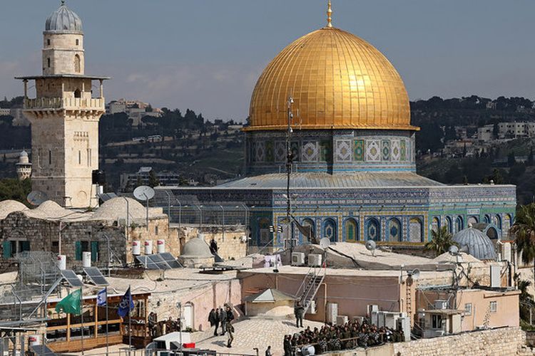 Foto yang diambil pada 12 Februari 2023 ini menunjukkan pasukan polisi perbatasan Israel berkumpul di atap dekat Tembok Barat dan masjid Dome of the Rock di kompleks masjid Al-Aqsa Yerusalem.