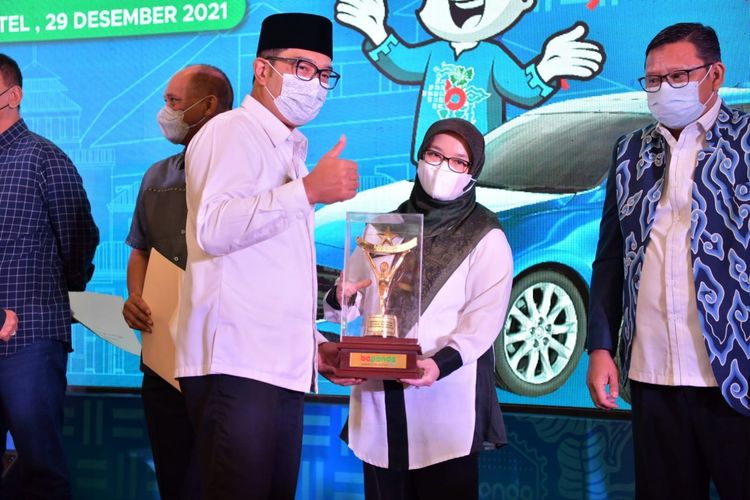 Guberbur Jabar Ridwan Kamil memberikan apresiasi bagi ASN, perangkat daerah, dan kepala daerah yang telah menjadi teladan dalam menunaikan kewajiban pajak pada 2021 dalam acara peluncuran Bapenda Kapendak di Mason Pine Hotel, Kabupaten Bandung Barat, Jabar, Rabu (29/12/2021).