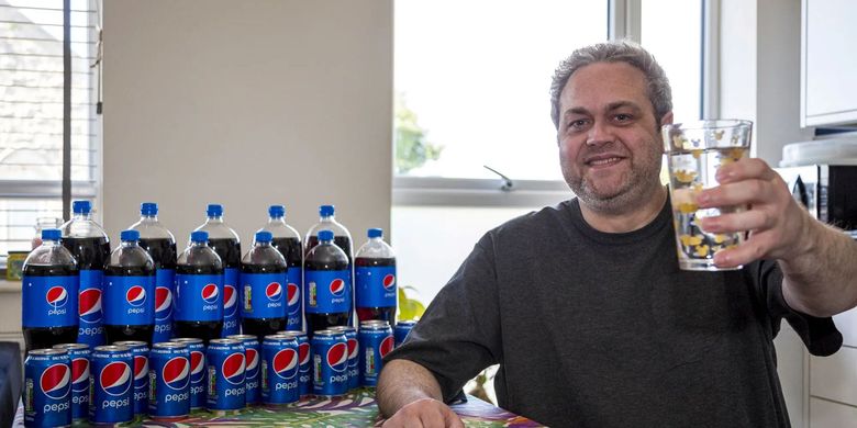 Andy Currie, pria berusia 41 tahun asal Wales yang mengidap kecanduan Pepsi selama 20 tahun.