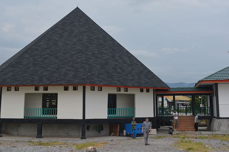 Gedung sentra IKM Rana Tonjong di Kampung Golokarot, Kelurahan Ranaloba, Kecamatan Borong, Kabupaten Manggarai Timur, Flores, NTT, Kamis (7/2/2019) sebagai pusat perajin kain tenun sulam di kabupaten tersebut.