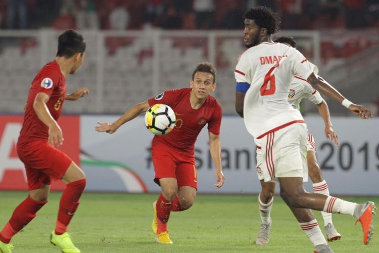 Pemain timnas U-19 Indonesia Egy Maulana Vikri memberi umpan pada Witan Sulaiman dalam laga lanjutan Grup A Piala Asia U-19 kontra Uni Emirat Arab di Stadion Utama Gelora Bung Karno, Jakarta, Rabu (24/10/2018).