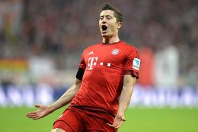 Striker Bayern Muenchen, Robert Lewandowski, merayakan gol ke gawang VfL Wolfsburg, Selasa (22/9/2015). 