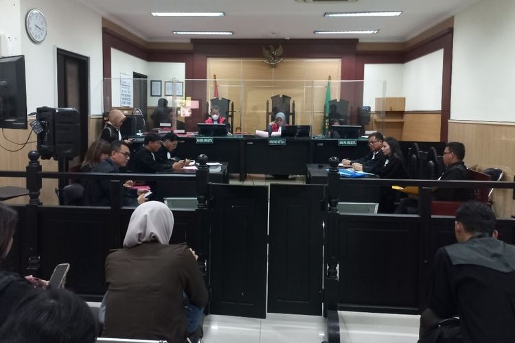 Sidang perdana si kembar Rihana-Rihani dalam perkara penipuan preorder iPhone digerlar di Pengadilan Negeri Tangerang pada Rabu (20/9/2023). Kedua terdakwa dihadirkan dalam sidang dakwaan ini secara online.