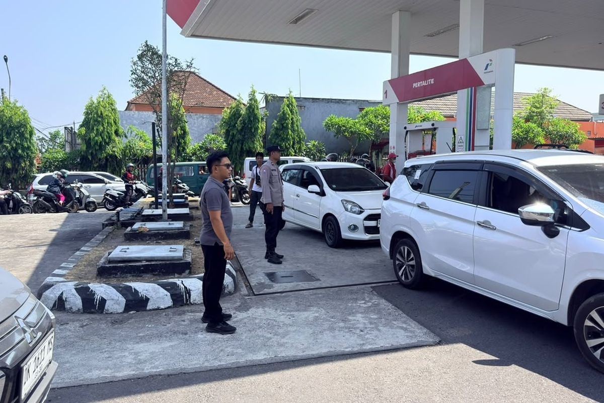 Antrean BBM di Bali, dari Keterlambatan Pasokan hingga Distribusi Terhambat Macet