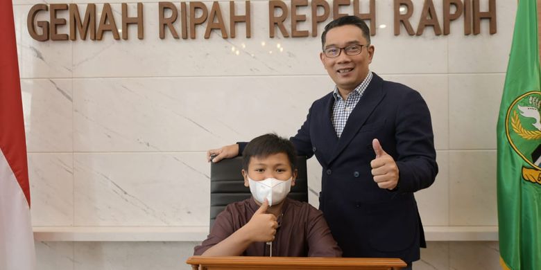 Gubernur Jawa Barat Ridwan Kamil saat bertemu seorang anak SD korban perundungan oleh teman sekolahnya, di Gedung Sate, Kota Bandung, Jawa Barat, Selasa (27/9/2022).
