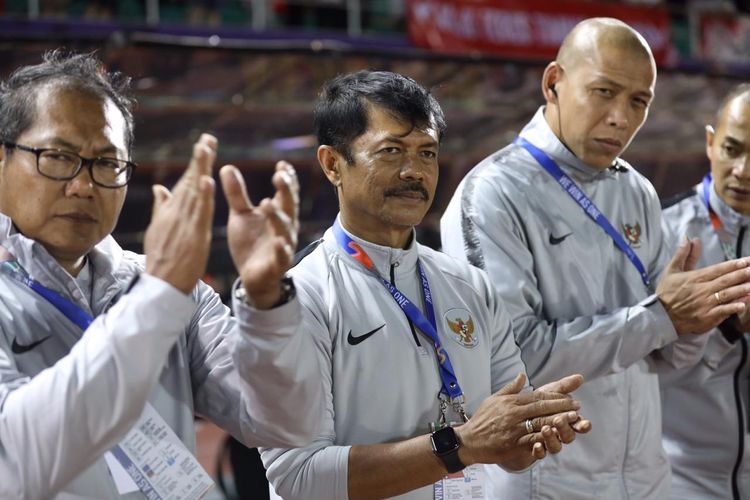 Indra Sjafri (tengah) di Stadion Sepak Bola Binan ketika bertugas pada laga keempat SEA Games 2019 antara timnas U-23 Indonesia vs Brunei Darussalam, Selasa 3 November 2019.