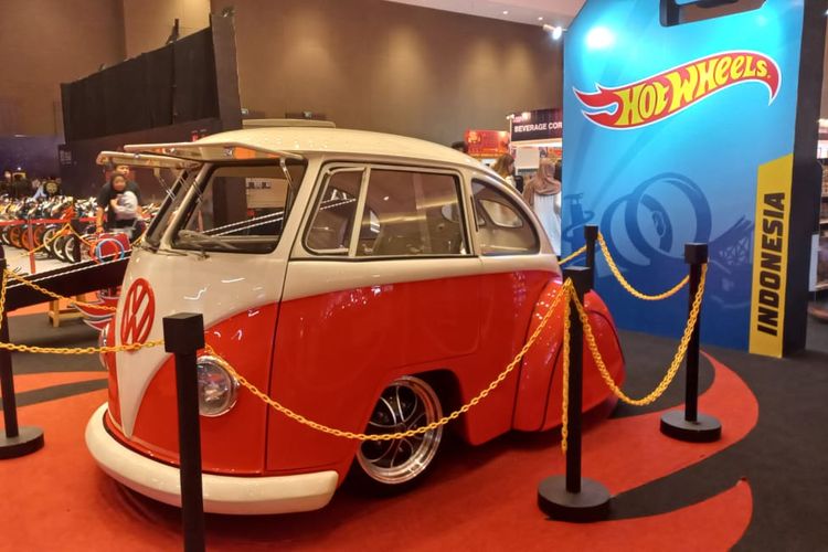 Mobil modifikasi VW Combi yang dipadukan dengan VW Beetle dipajang di booth Hot Wheels di Indonesia International Motor Show (IIMS) 2023