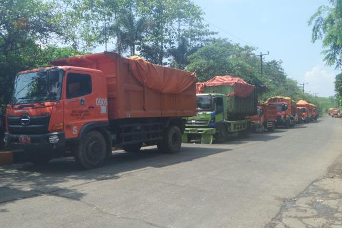 Truk sampah milik Dinas Kebersihan DKI beroperasi di TPST  Bantargebang, Bekasi