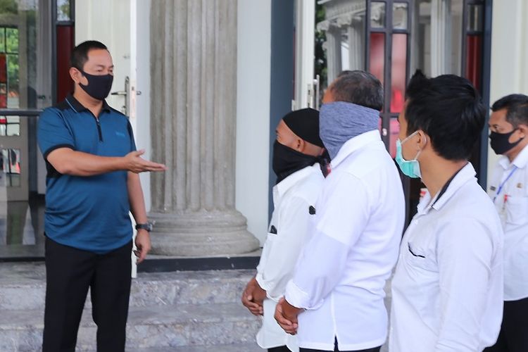 Wali Kota Semarang Hendrar Prihadi, saat menemui dan memberi bantuan APD kepada para sopir ambulans jenazah dan penggali makam, Rabu (29/4/2020). 