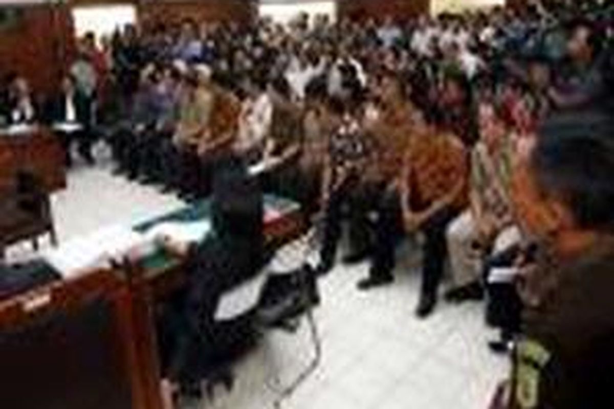 Sebanyak 12 orang penyidik kepolisian yang ada dalam berita acara pemeriksaan (BAP) atau pun yang disebut di kesaksian Wiliardi Wizar dihadirkan dalam sidang lanjutan dengan terdakwa Mantan Ketua Komisi Pemberantasan Korupsi (KPK), Antasari Azhar di Pengadilan Negeri Jakarta Selatan, Selasa (17/11). Sidang mengkonfrontir keterangan para penyidik pascakesaksian Wiiardi Wizar yang mengaku adanya tekanan dalam pembuatan Berita Acara Pemeriksaan (BAP). 