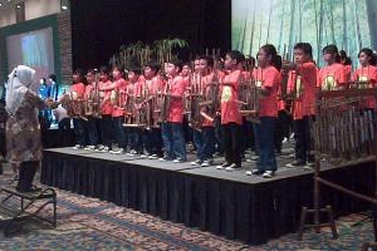 Pertunjukan angklung dari siswa SD Kuda Laut sebagai pembuka Pergelaran Festival Musik Bambu Nusantara (FMBN) 2013 yang diselenggarakan di Assembly Hall Jakarta Convention Centre (JCC), 27-28 Agustus 2013.