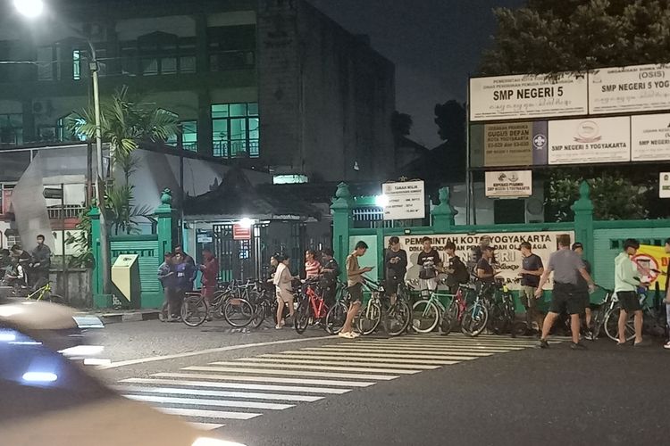 Sebelum keliling pesepeda berkumpul di Halte SMP 5 dekat dengan Stadion Kridosono, Kota Yogyakarta, Jumat (31/10/2025)