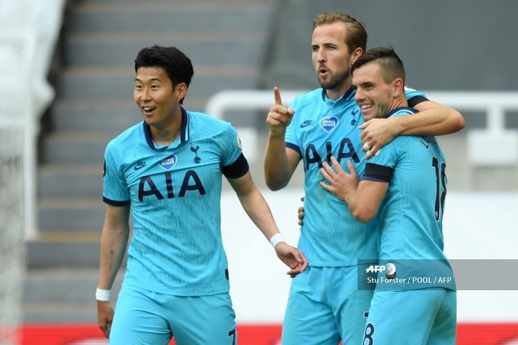 Pemain Tottenham Hotspur, Harry Kane (tengah) merayakan gol bersama Giovani Lo Celso (kanan) dan Son Heung-min (kiri) dalam pertandingan Liga Inggris, Newcastle vs Tottenham di St James Park, Kamis (16/7/2020) dini hari WIB. 
