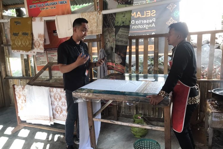 Pemilik usaha batik khas Minang bermerek Salingka Tabek, Yusrizal (29) sedang menjelaskan proses pembuatan batik cap di rumahnya di Sawah Parik, Desa Bawah Duku, Kecamatan Kotobaru, Solok, Sumatera Barat pada Rabu (18/5/2022). 