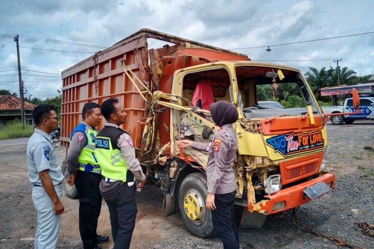 Salah satu truk colt diesel yang mengalami adu kambing di Jalinpantim Sumatera, Kamis (16/2/2023) pagi. Tiga orang tewas dalam kecelakaan tersebut.