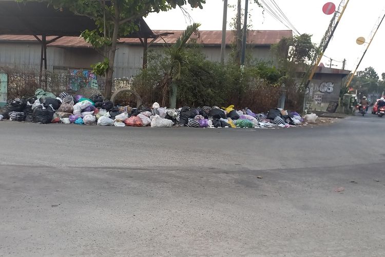 Tumpukan sampah di Jalan Lempuyangan Kota Yogyakarta masih nampak, Jumat (25/8/2023)