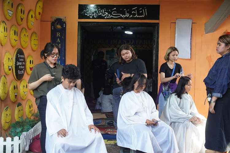 Salon kecantikan Lond by Ciel Sowal menggelar potong rambut gratis dan pemberian santunan kepada anak-anak di Yayasan Yatim Piatu Nurul Iman, Menteng, Jakarta Pusat, Minggu (4/5/2025).