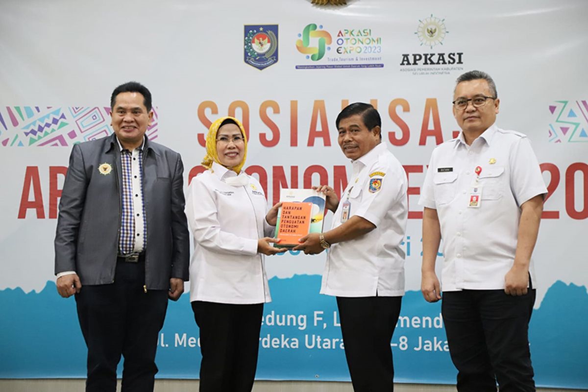 Sekjen Kemendagri Suhajar Diantoro saat memberikan arahan sekaligus membuka acara Sosialisasi Asosiasi Pemerintah Kabupaten Seluruh Indonesia (APKASI) Otonomi Expo 2023 di Gedung F Kantor Pusat Kemendagri, Jakarta, Rabu (8/2/2023). 