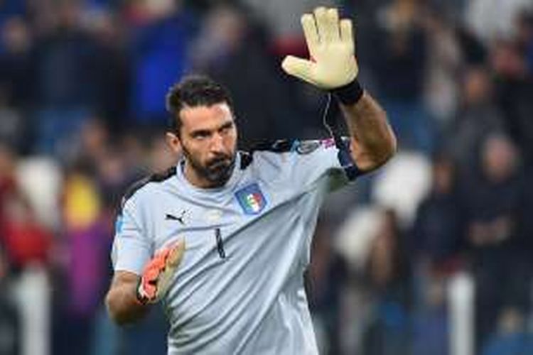 Kiper Italia, Gianluigi Buffon, melambaikan tangan ke arah suporter seusai laga kualifikasi Piala Dunia kontra Spanyol, di Stadion Juventus, Kamis (6/10/2016) waktu setempat.