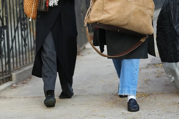 Tangkapan layar akun Instagram Vogue @voguemagazine. Harry Styles tampil dengan gaya sederhana namun tetap mencuri perhatian saat menuju bandara di New York.