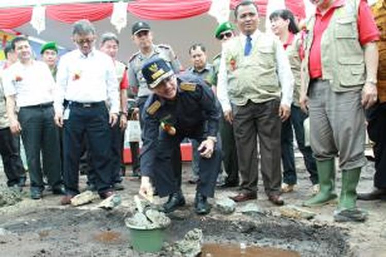 Wakil Gubernur Kalimantan Barat, Christiandy Sanjaya meletakkan batu pertama tanda dimulainya proyek pembangunan PLTU Parit Baru berkapasitas 2x50 Mega Watt di Dusun Tanjung Gondol, Kecamatan Sungai Raya Kepulauan, Kabupaten Bengkayang,Kalimantan Barat (5/9/2013)