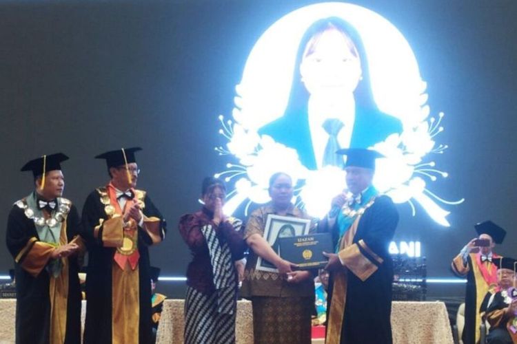 Momen Haru di Wisuda Unesa, Ibu Terima Ijazah Putrinya yang Telah Wafat