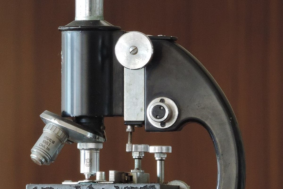 Mikroskop majemuk di laboratorium Biologi