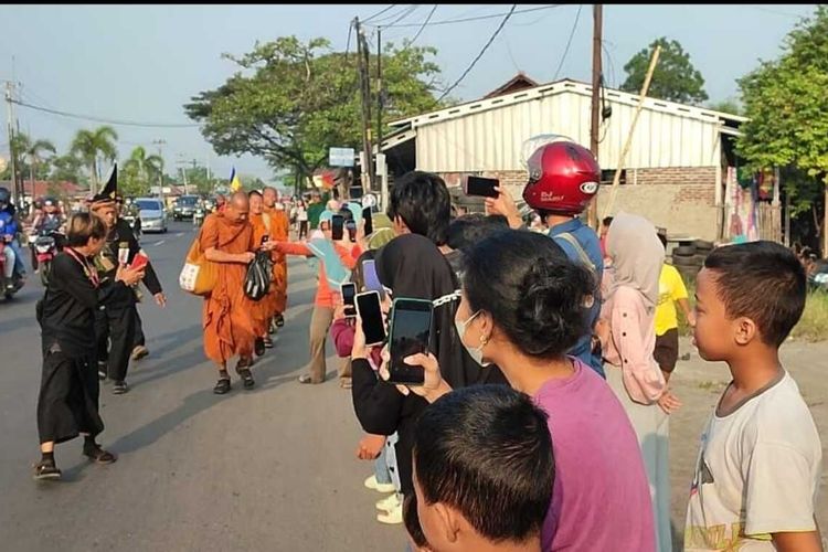 Sejumlah warga menyambut kedatangan 32 Bhante atau biksu, di jalan Pantura Plumbon Kecamatan Plumbon, Kamis (18/5/2023).