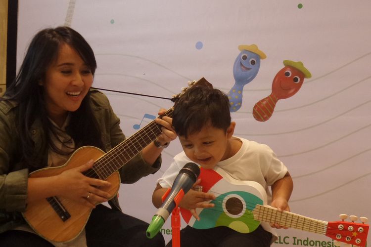 Bassist grup musik Kotak, Chua, bersama anak sulungnya, Raja Sakha pada acara talkshow Play and Grow with ELC Musical Toys di Pacific Place, Jakarta Selatan, Rabu (10/7/2019).  