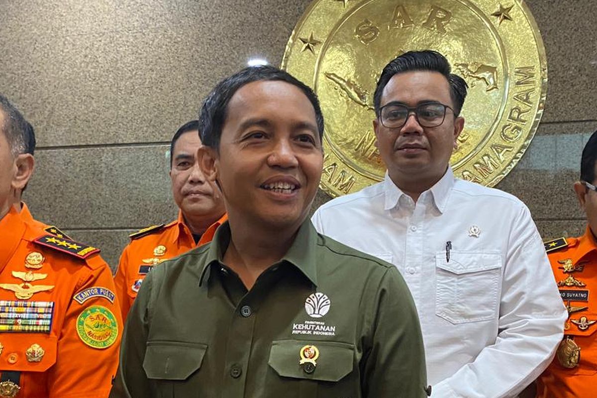 Menhut, Raja Juli Antoni, menjelaskan terkait kasus yang menewaskan WN Brasil di Gunung Rinjani, Senin (30/6/2025). 