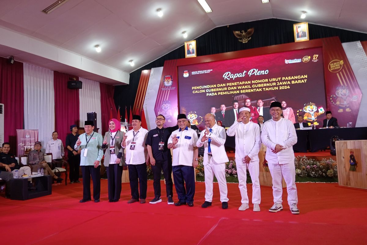 Keempat pasangan calon gubernur dan wakil gubernur Jawa Barat usai mengikuti rapat pleno terbuka pengundian nomor urut di Aula Kantor KPU Jabar, Jalan Garut, Kota Bandung, Senin (23/9/2024).