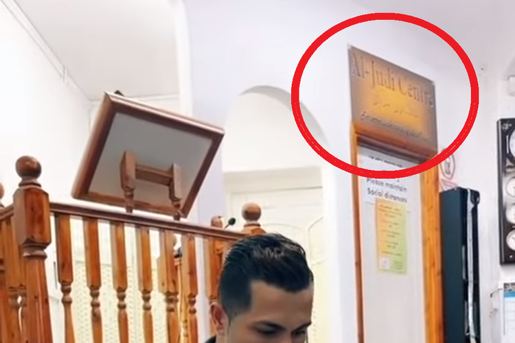 Tangkapan layar video seseorang membaca Al Quran di Masjid Al-Judi Centre, Birmingham, Inggris.