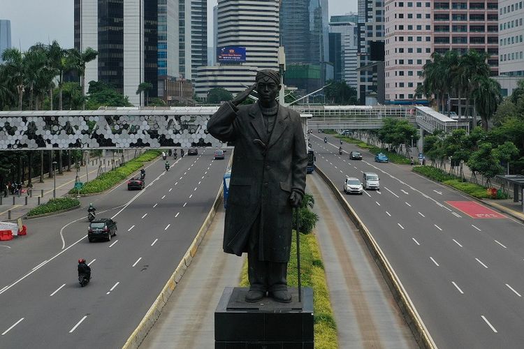 Foto aerial kendaraan melintas di Jalan Jenderal Sudirman, Jakarta, Senin (23/3/2020). Sejumlah ruas jalan utama ibu kota lebih lengang dibandingkan hari biasa karena sebagian perusahaan telah menerapkan bekerja dari rumah guna menekan penyebaran virus corona atau COVID-19. ANTARA FOTO/Indrianto Eko Suwarso/foc.