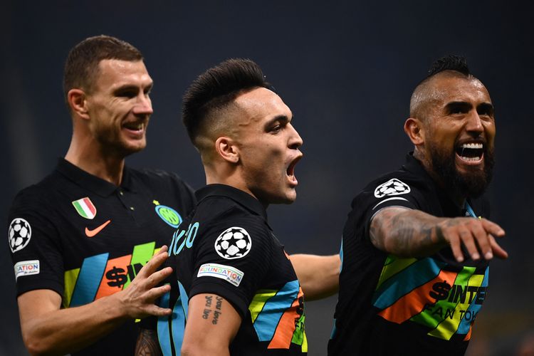 Gelandang Inter Milan, Arturo Vidal (kanan), melakukan selebrasi bersama Edin Dzeko (kiri) dan Lautaro Martinez setelah mencetak gol yang membuat Inter unggul 2-1 atas FC Sheriff Tiraspol dalam laga penyisihan Grup D Liga Champions di Giuseppe-Meazza (San Siro), Milan, Selasa (19/10/2021).